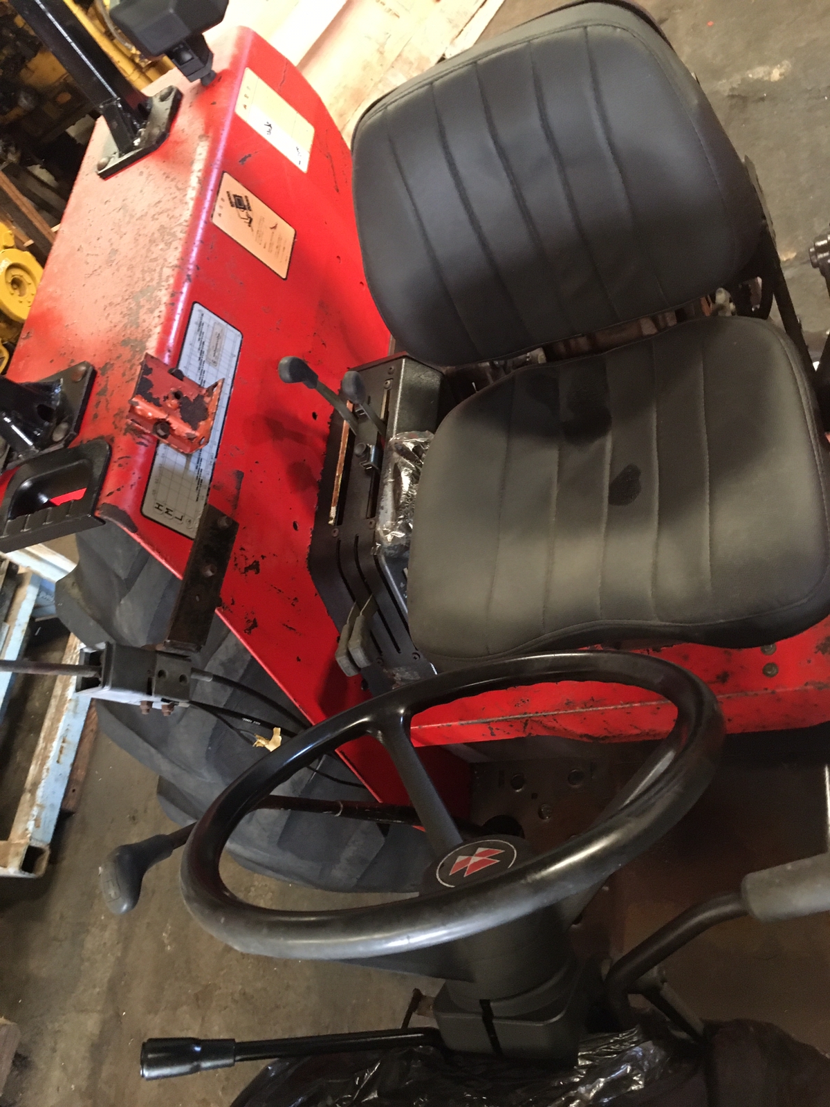 MASSEY FERGUSON 382 TRACTOR
