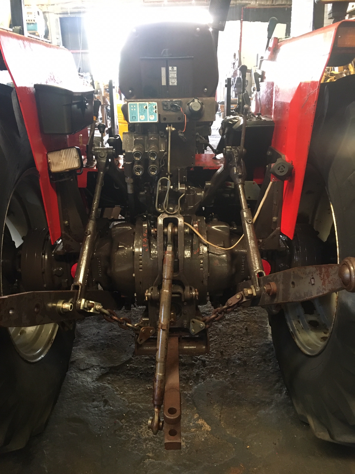 MASSEY FERGUSON 382 TRACTOR